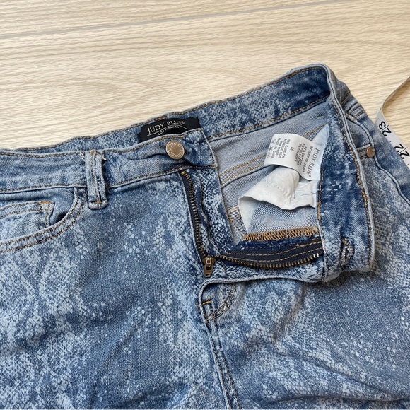 Judy Blue Mid Rise Snake Print Light Wash Blue Denim Jean Shorts Raw Hem Size M - Picture 10 of 13